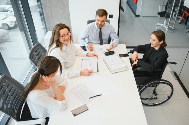 Um grupo de empresários parceiros durante uma reunião de equipe no escritório moderno. conceito de trabalho em equipe