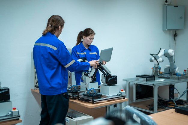 Um grupo de engenheiros de robótica trabalhando com programação e manipulação de mão robótica