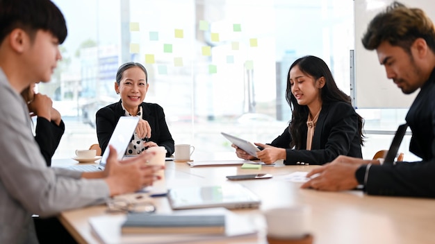 Um grupo de equipe de marketing on-line tendo uma reunião com o membro sênior do conselho