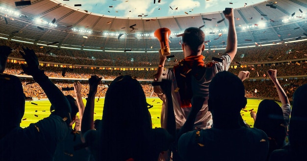 Um grupo de fãs aplaudindo assistem a um campeonato esportivo no estádio sua equipe ganha e todos estão celebrando este evento as pessoas estão vestidas com roupas casuais