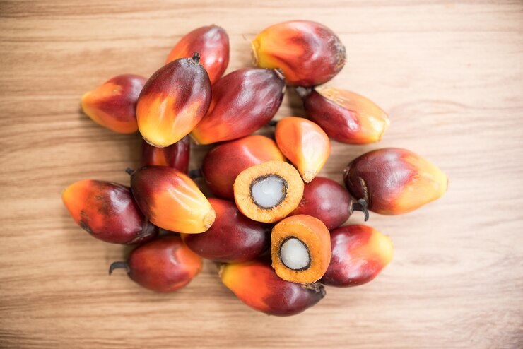 Um grupo de frutos de dendê na mesa de madeira