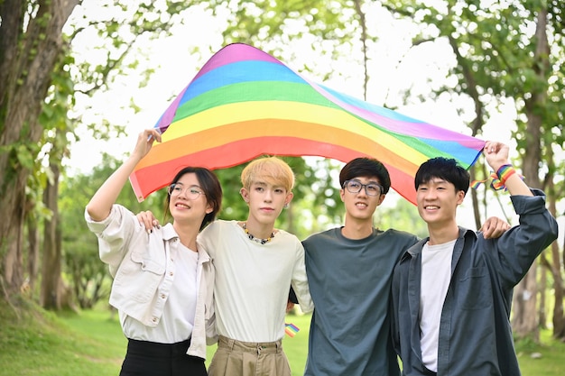Um grupo de jovens amigos universitários asiáticos está comemorando o Mês do Orgulho juntos