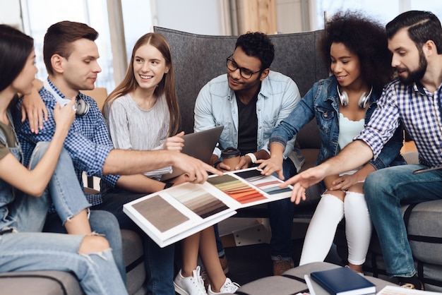 Foto um grupo de jovens designers trabalha em conjunto.