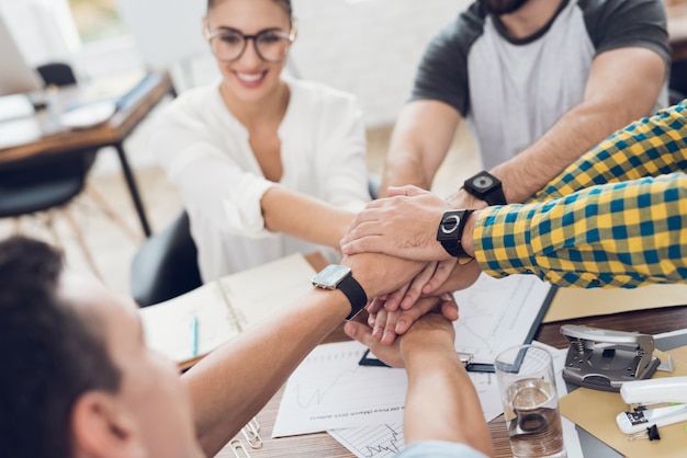 Foto um grupo de jovens discutindo algo no escritório