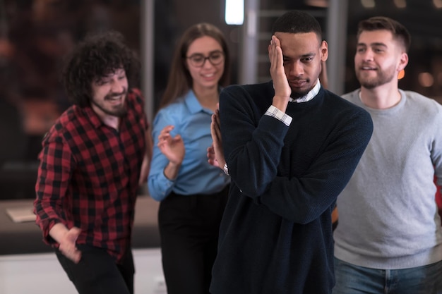 Um grupo de jovens empresários se diverte jogando jogos interessantes enquanto faz uma pausa no trabalho i