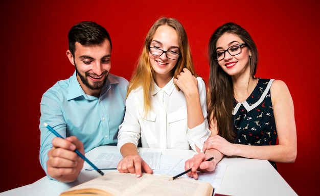 Um grupo de jovens estudantes atraentes tem um conceito de estudante de trabalho em equipe de discussão amigável