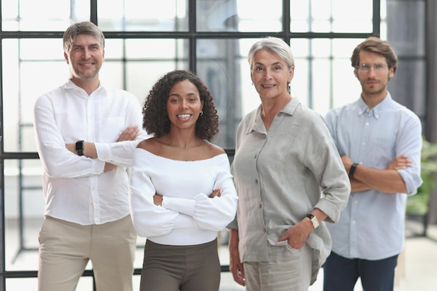 Um grupo de jovens modernos em roupas casuais inteligentes estudando enquanto trabalhava no escritório