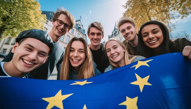 Foto um grupo de jovens tira uma selfie ao fundo, a bandeira da união europeia está agitando