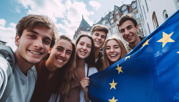 Foto um grupo de jovens tira uma selfie ao fundo, a bandeira da união europeia está agitando