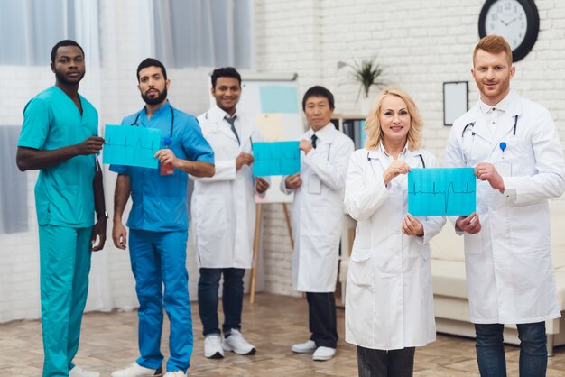 Um grupo de médicos estão posando na câmera.