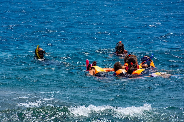 Um grupo de mergulhadores novatos é instruído nas margens do Mar Vermelho.