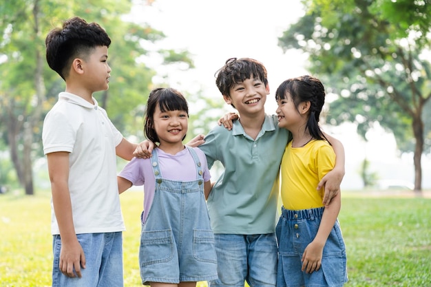 Um grupo de miúdos asiáticos a divertir-se no parque.