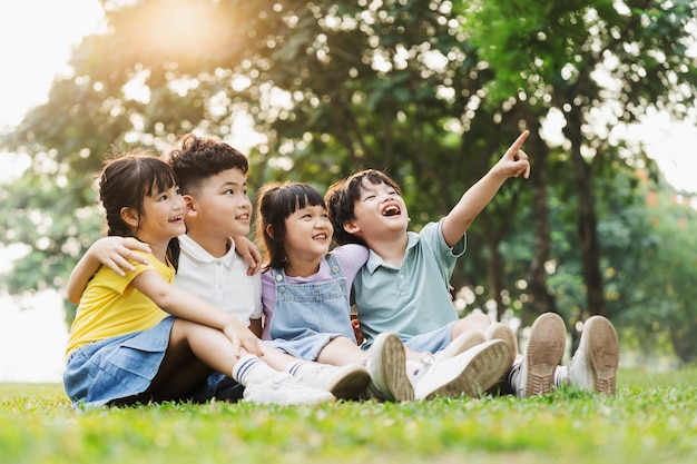 Um grupo de miúdos asiáticos a divertir-se no parque.