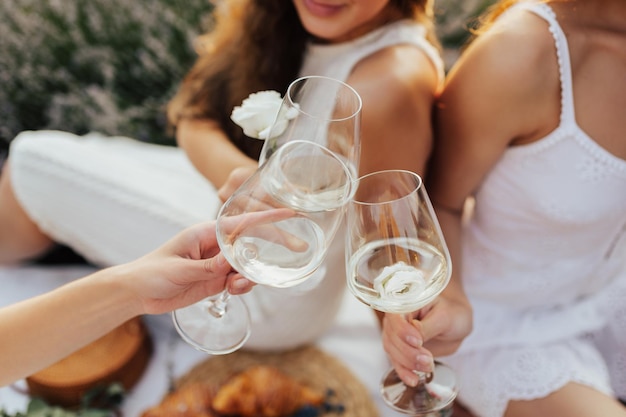 Um grupo de mulheres brindando com taças de vinho