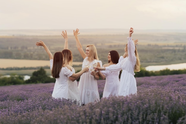 Um grupo de mulheres em um campo de lavanda