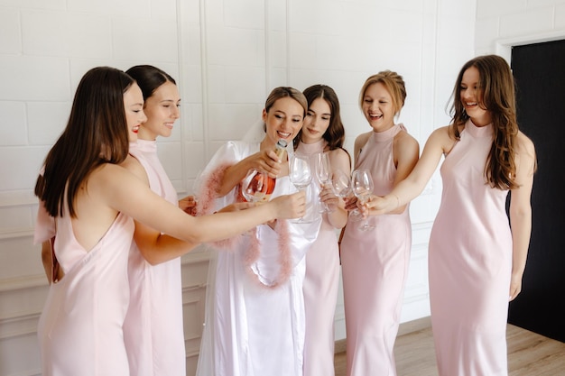 Um grupo de mulheres está bebendo champanhe e posando para uma foto