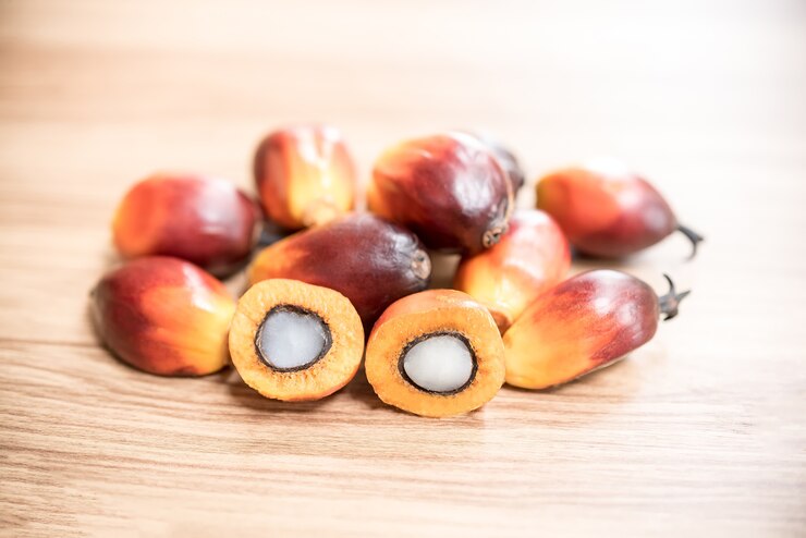 Um, grupo, de, palma óleo, frutas, ligado, tabela madeira