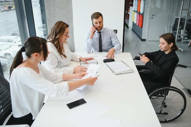 Um grupo de parceiros de negócios durante uma reunião de equipe no escritório moderno Conceito de trabalho em equipe