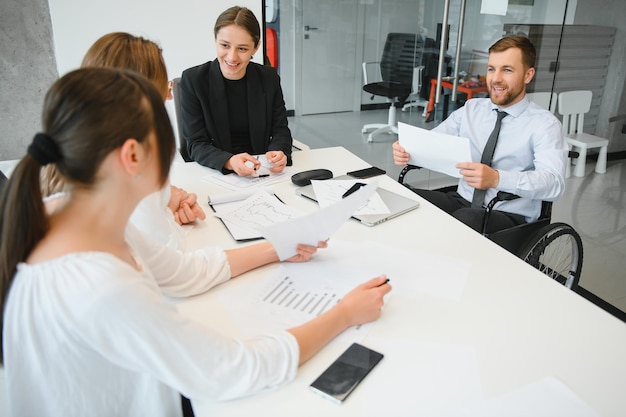 Um grupo de parceiros de negócios durante uma reunião de equipe no escritório moderno Conceito de trabalho em equipe