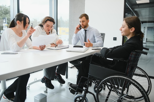 Um grupo de parceiros de negócios durante uma reunião de equipe no escritório moderno Conceito de trabalho em equipe