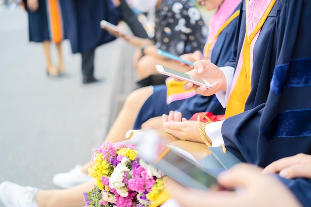 Um grupo de pessoas asiáticas que estão usando um smartphone Conceito de mídia social e vício em internet Selecionando o foco em um ponto específico da imagem