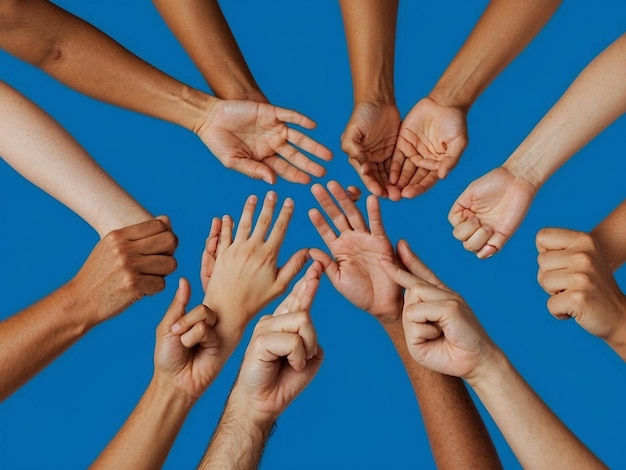 um grupo de pessoas com as mãos em um círculo que diz mãos