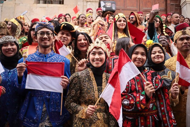 Foto um grupo de pessoas com bandeiras da indonésia