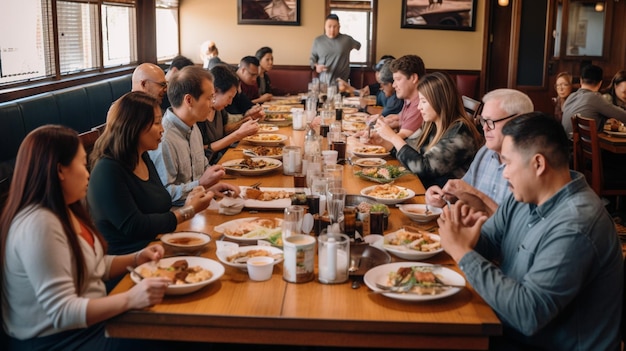 Um grupo de pessoas comendo em um restaurante