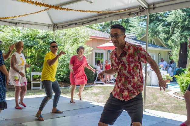 Um grupo de pessoas dançando em um pátio