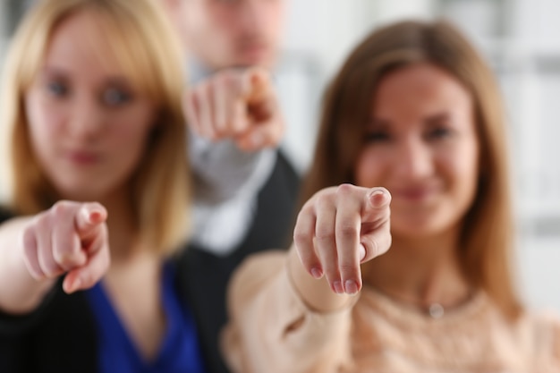 Um grupo de pessoas de negócios apontando os dedos