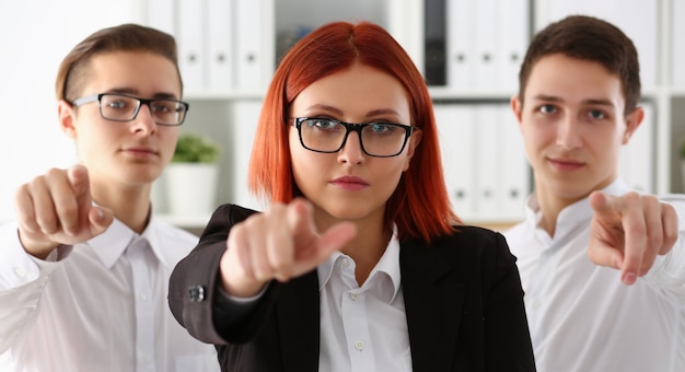 Foto um grupo de pessoas de negócios apontando suas