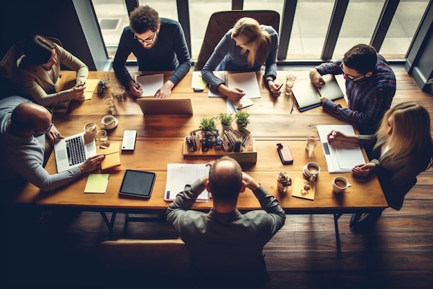 Um grupo de pessoas está sentado ao redor de uma mesa, olhando papéis e escrevendo neles.