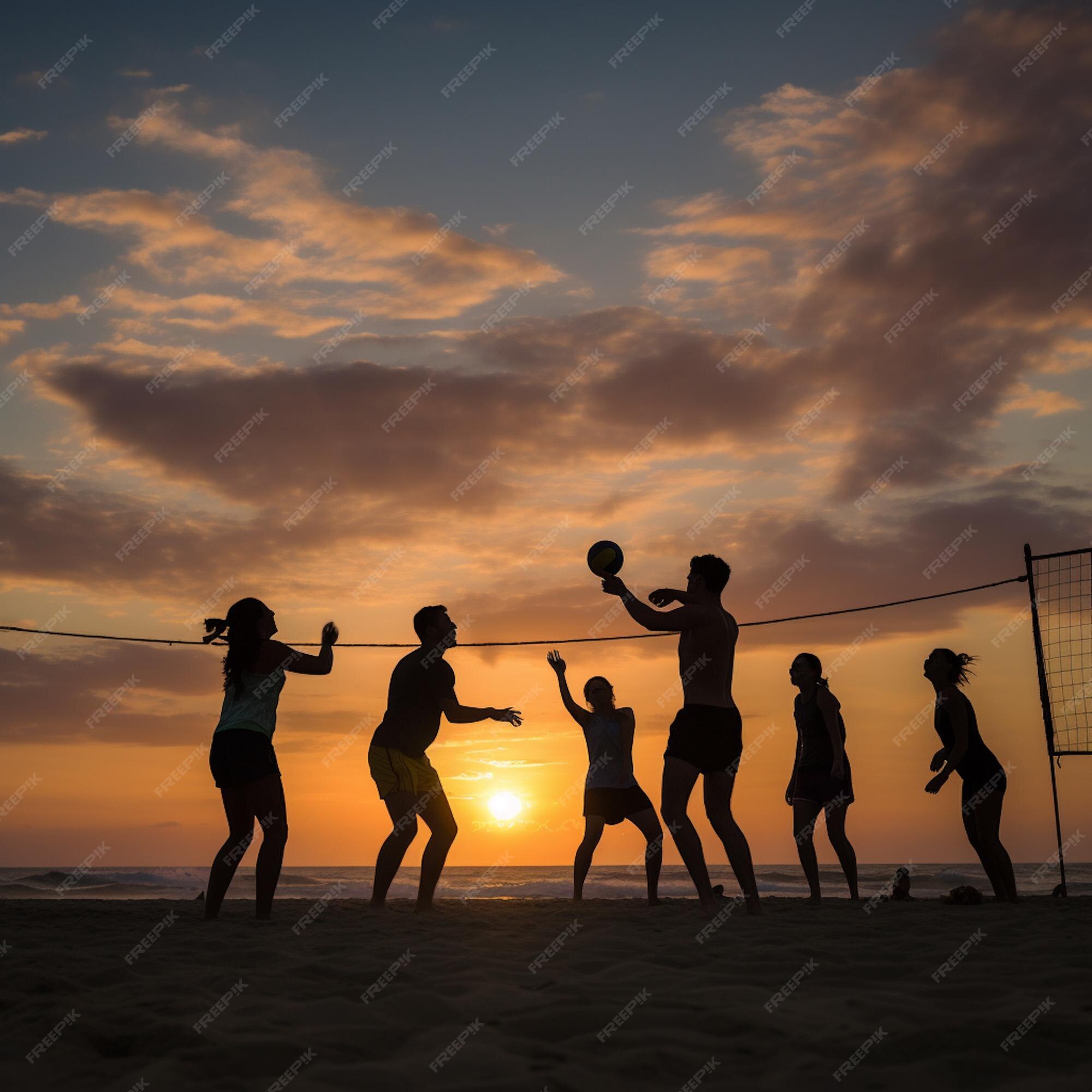 Grupo De Amigos Jogando Vôlei De Praia - Grupo Multi-ético De Pessoas Que  Se Divertem Na Praia Foto Royalty Free, Gravuras, Imagens e Banco de  fotografias. Image 102291732