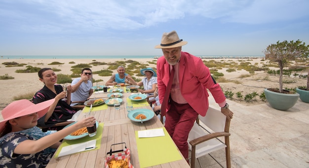 Foto um grupo de pessoas na mesa esperando o jantar