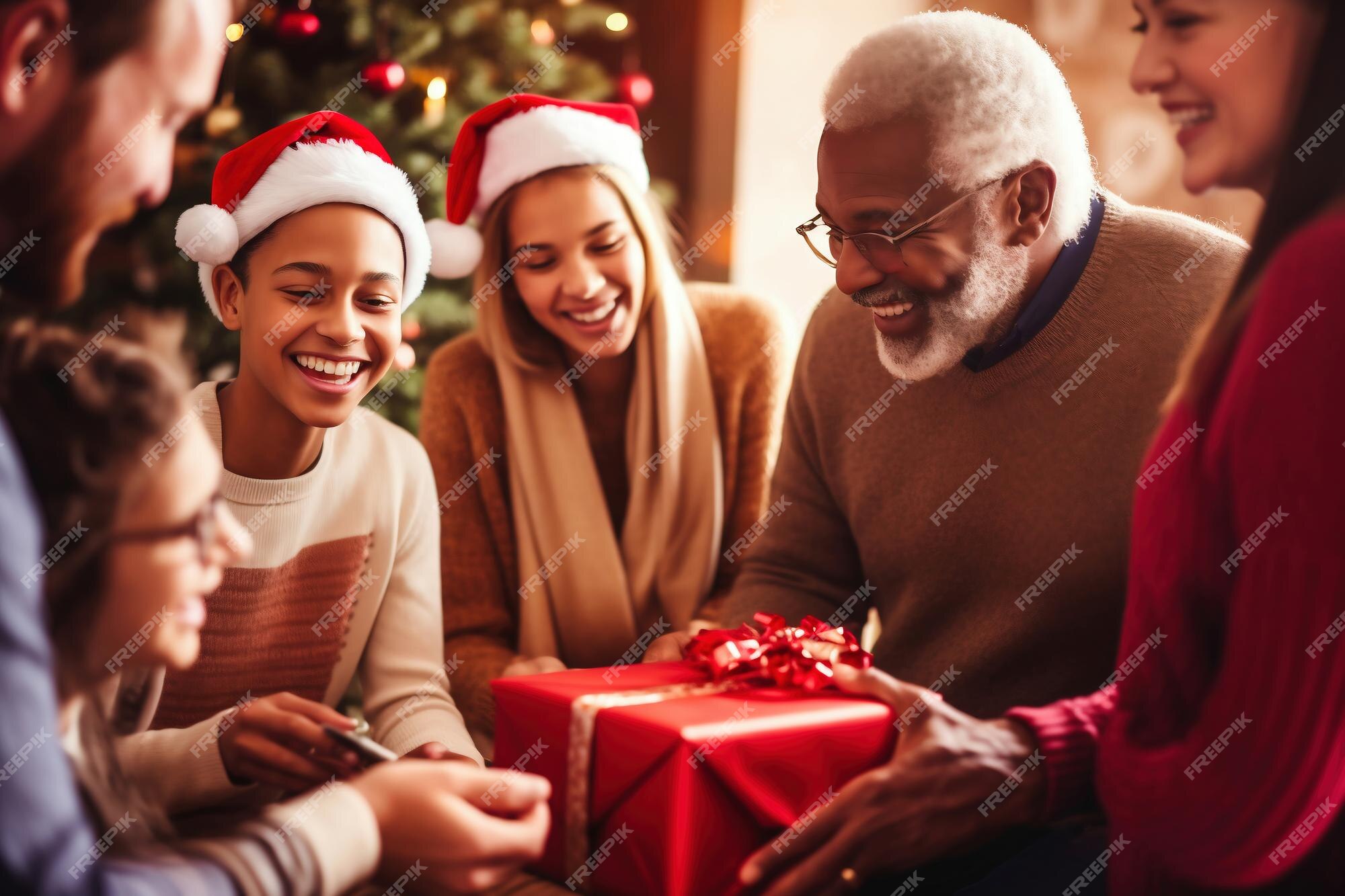 Grupo De Jovens Amigos Alegres Sentados Por Uma Árvore De Natal