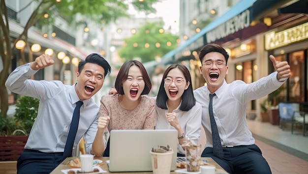 Um grupo de pessoas sentadas em uma mesa com um laptop