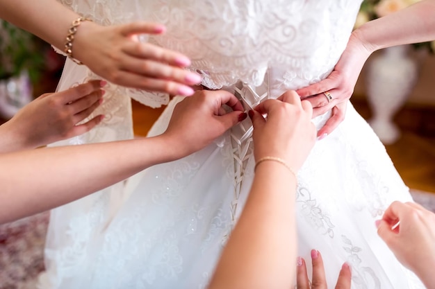 Um grupo de pessoas vestindo um vestido de noiva Uma reunião alegre de amigos celebrando o amor e a unidade