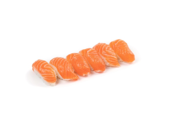 Um grupo de salmão de sushi na linha. este é o alimento tradicional japonês comido entre salmão fresco cru e arroz.