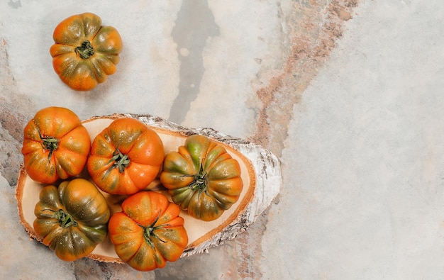 Um grupo de tomates grandes Costoluto em um espaço de conceito rústico de fundo de madeira marrom para texto