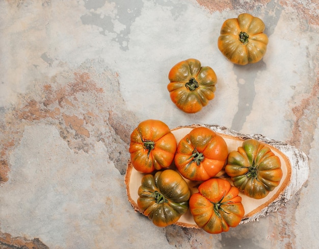 Um grupo de tomates grandes Costoluto em um espaço de conceito rústico de fundo de madeira marrom para texto