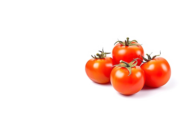 Um grupo de tomates vermelhos inteiros frescos isolados no fundo branco