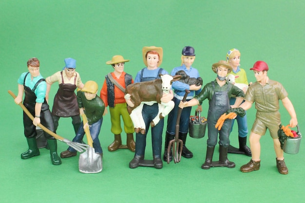 um grupo de trabalhadores em miniatura o conceito de trabalho agrícola ou trabalhadores em geral