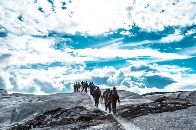 Um grupo de trekking na geleira svinafellsjokull. islândia