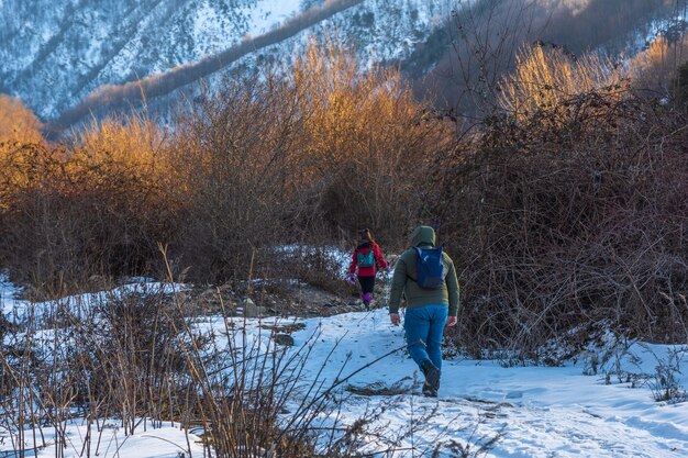 Um grupo de turistas faz caminhadas nas montanhas