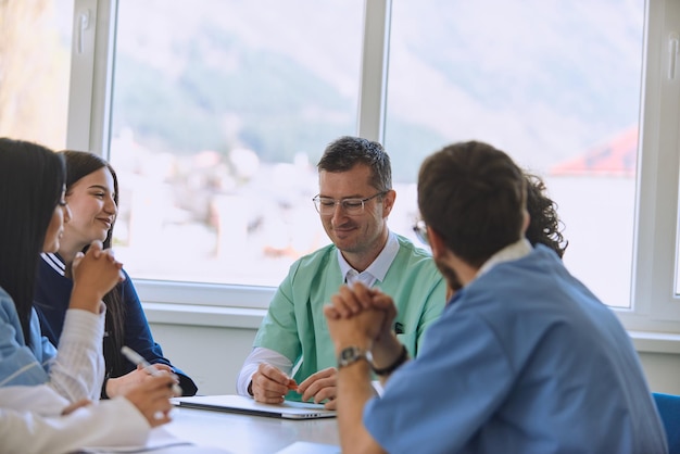 Um grupo dedicado de médicos e enfermeiros médicos escuta atentamente o plano de trabalho dos seus colegas