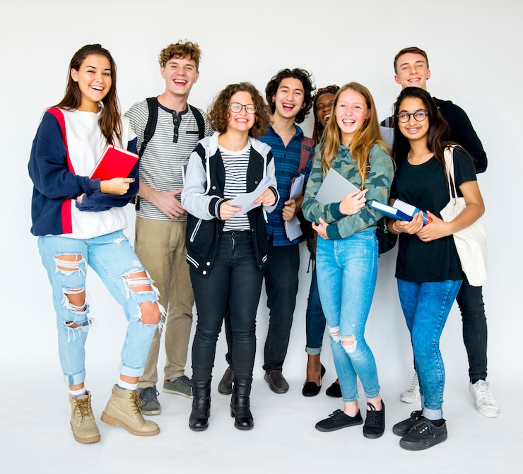 Foto um grupo diversificado de adolescentes atira.