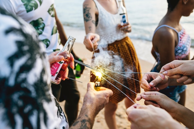 Um grupo diversificado de amigos curtindo estrelinhas na praia juntos