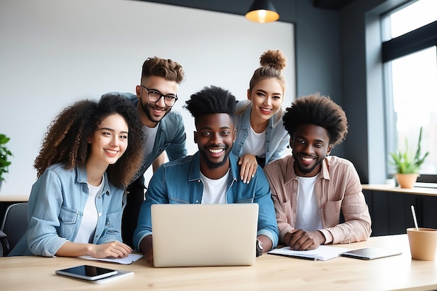 Foto um grupo diversificado de jovens criativos usando laptop durante uma reunião no escritório e sorrindo alegremente