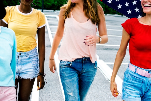 Um grupo diversificado de mulheres caminhando juntos