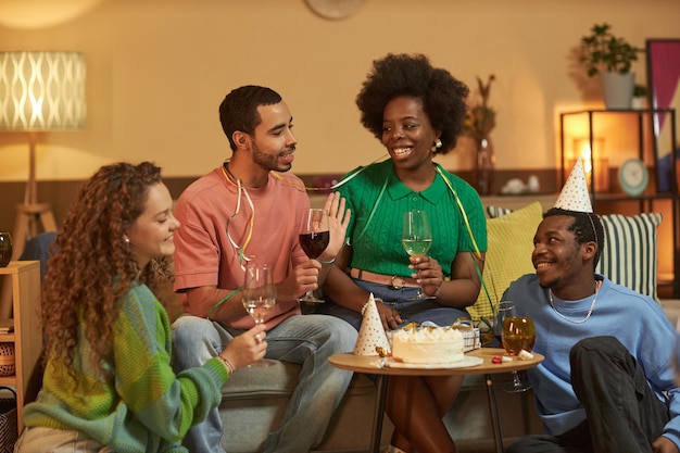 Um grupo diversificado de pessoas a desfrutar de uma festa de aniversário.